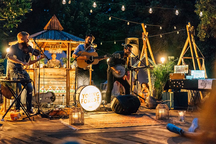 Live music night at Dreamsea France with guests gathered outdoors