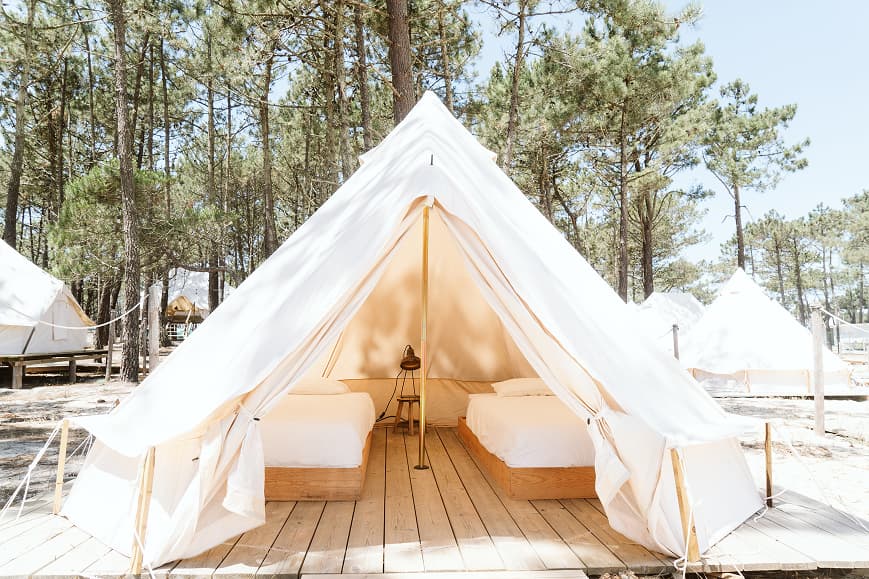 Twin beds inside a white glamping tent at Dreamsea Portugal Centro