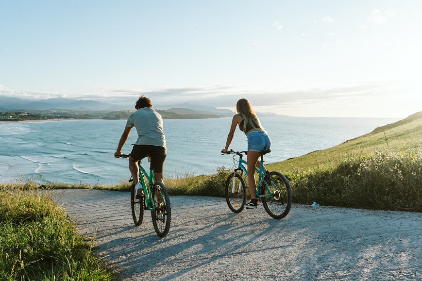 Huéspedes recorriendo la costa de Cantabria en bicicleta con vistas al océano