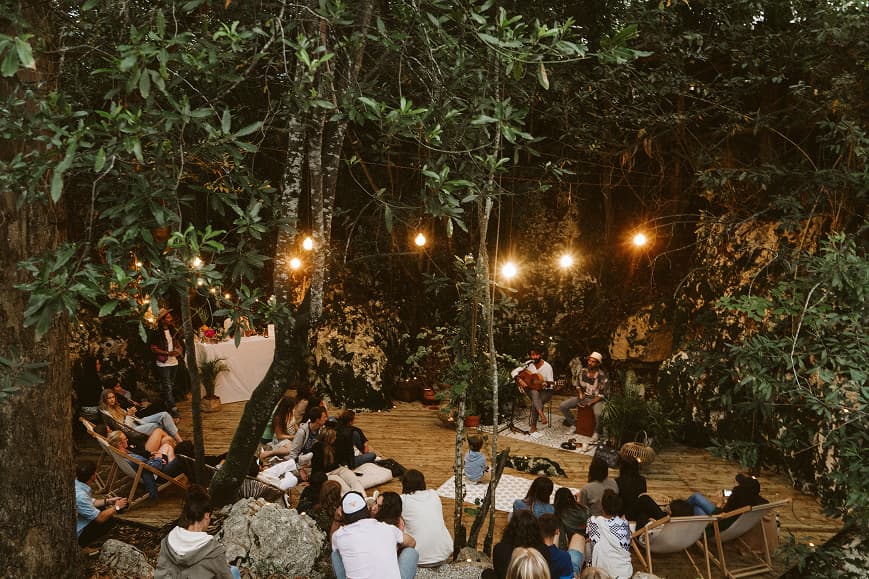 Concierto acústico en directo con huéspedes reunidos al aire libre en Dreamsea Cantabria
