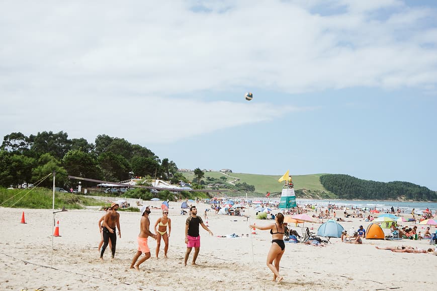 Partido de vóley playa en una concurrida playa de Cantabria