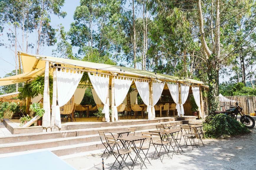 Zona exterior de comedor y relax en el surf camp Dreamsea Cantabria