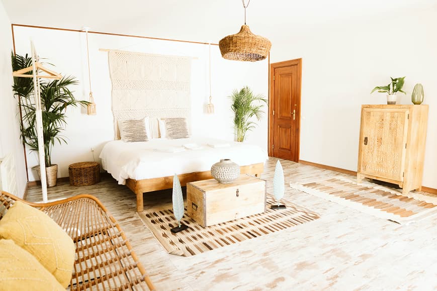 Bright private room at Dreamsea Portugal Sintra with double bed, rattan decor and indoor plants