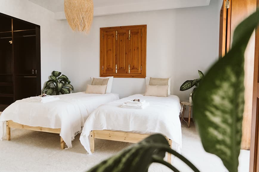 Twin room at Dreamsea Portugal Sintra with two single beds and natural decor
