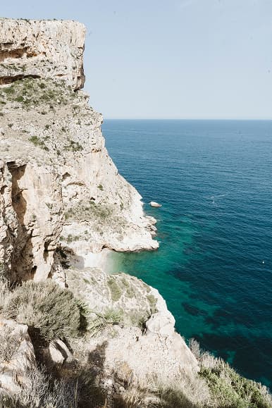 Rocky Mediterranean cliff and turquoise sea on the Costa Blanca